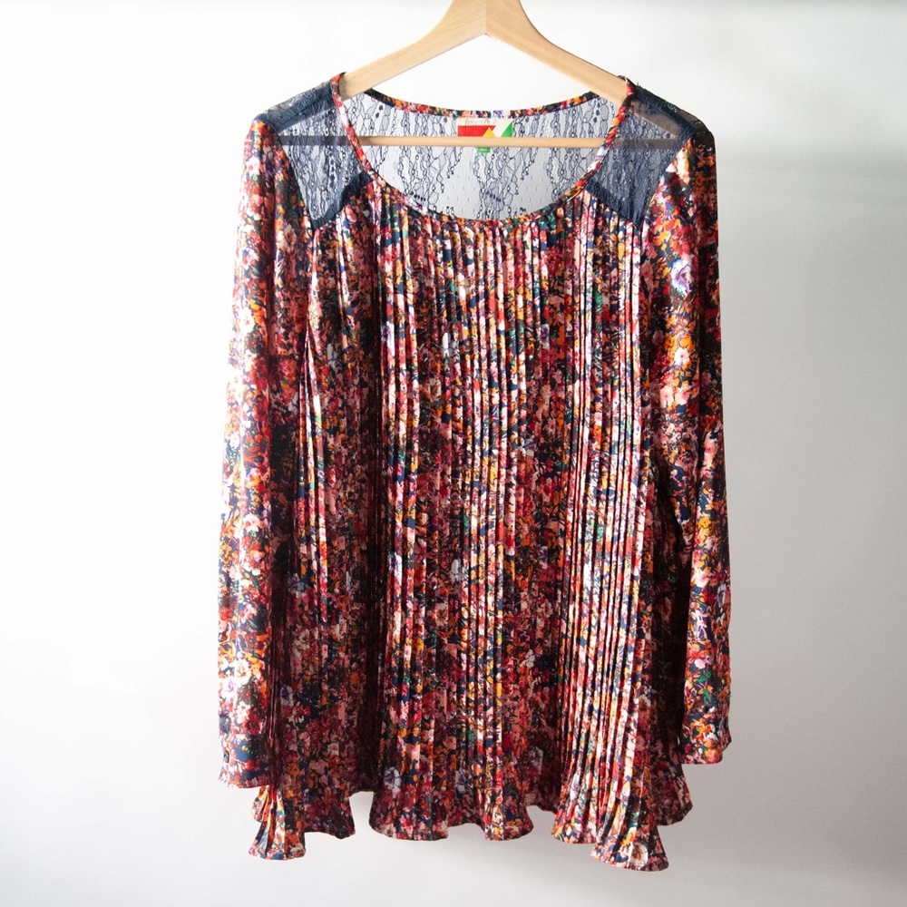 Fervour (ModCloth) Accordian Pleated Floral & Lace Top